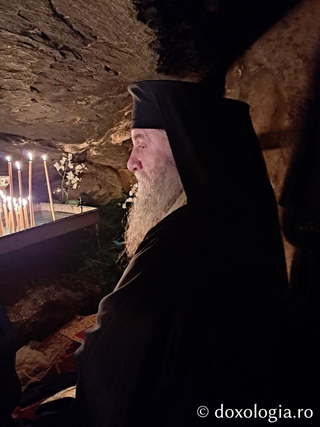 (Foto) Procesiune la peștera Sfintei Teodora de la Sihla în noaptea trecerii dintre ani