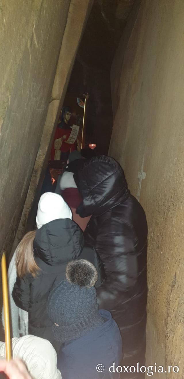 (Foto) Procesiune la peștera Sfintei Teodora de la Sihla în noaptea trecerii dintre ani