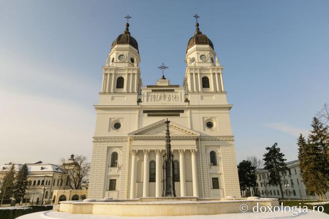 (Foto) La pas prin Târgul Ieșilor într-o dimineață geroasă