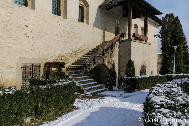 (Foto) Mănăstirea Cetățuia, sub veșmânt de zăpadă