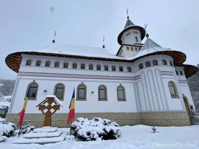 (Foto) Iarna peste Mănăstirea Pângărați