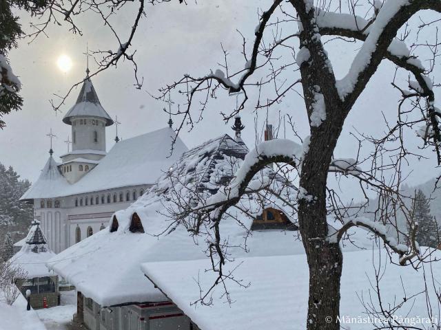 (Foto) Iarna peste Mănăstirea Pângărați