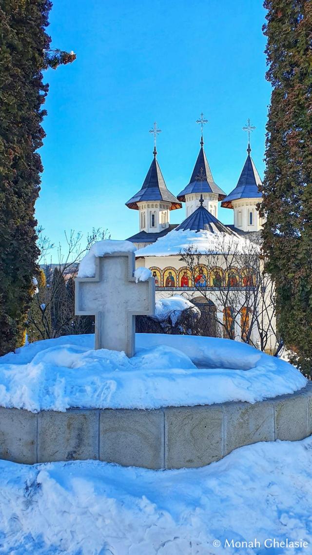(Foto) Feerie de iarnă la Mănăstirea Sihăstria