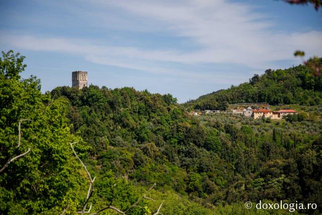 (Foto) Turnul Morfono – ultima mărturie a fostei mănăstirii Amalfino din Athos