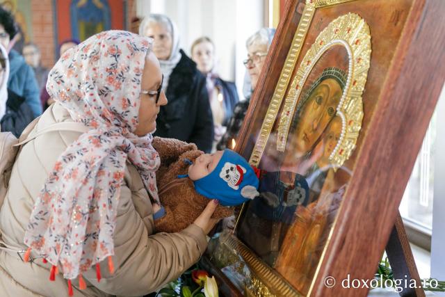 (Foto) Icoana Maicii Domnului „Siriaca” a fost adusă spre închinare la Parohia Galata II