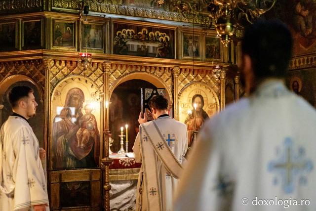 (Foto) „Să tacă tot trupul omenesc...” – Sfânta Liturghie din Sâmbăta Mare la Mănăstirea Bucium