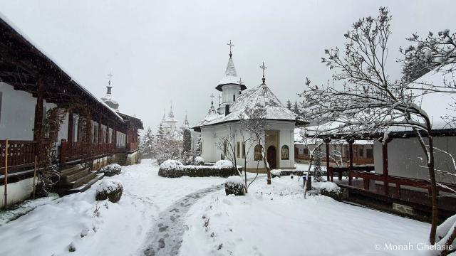 (Foto) Peisaj de iarnă în luna aprilie la Mănăstirea Sihăstria