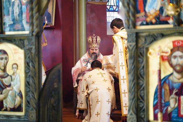 (Foto) Sfânta Liturghie și rânduiala spălării picioarelor, în biserica românească din Copenhaga, Regatul Danemarcei