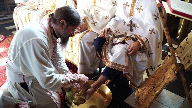 (Foto) Sfânta Liturghie și rânduiala spălării picioarelor, în biserica românească din Copenhaga, Regatul Danemarcei