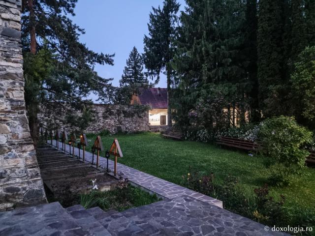 (Foto) Zile liniștite de mai la Mănăstirea Pângărați