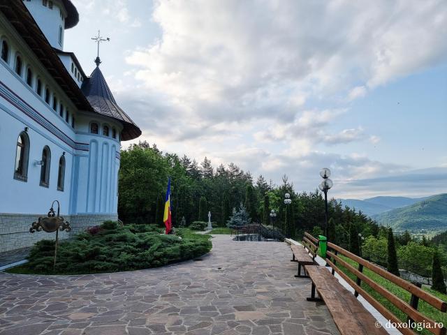 (Foto) Zile liniștite de mai la Mănăstirea Pângărați