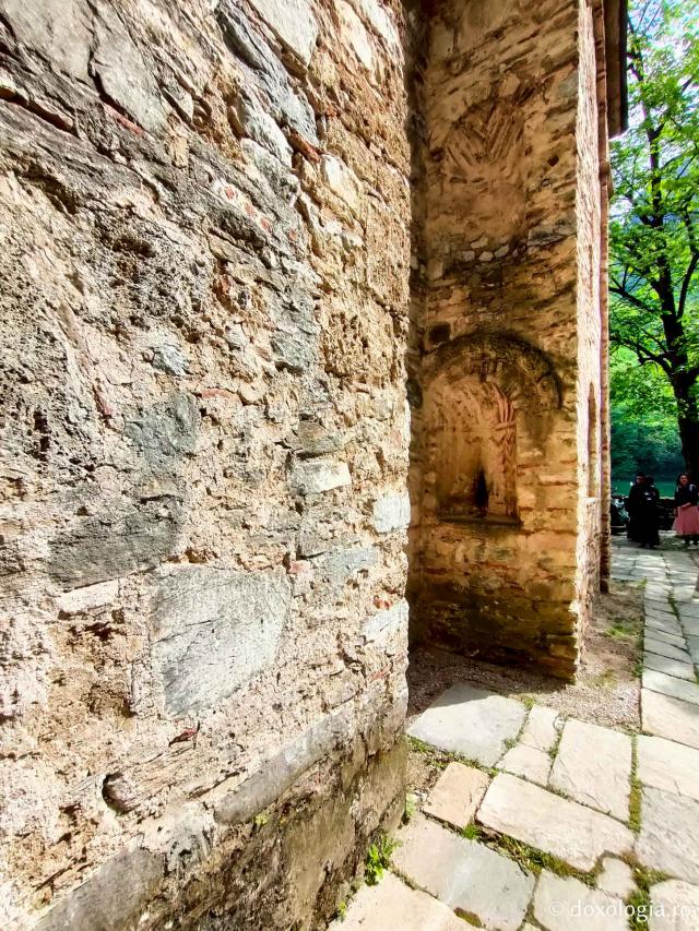 (Foto) Pași de pelerin la Mănăstirea „Sfântul Andrei” din canionul Matka ‒ Macedonia de Nord