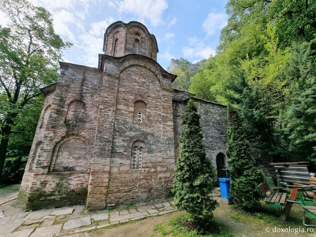 (Foto) Pași de pelerin la Mănăstirea „Sfântul Andrei” din canionul Matka ‒ Macedonia de Nord