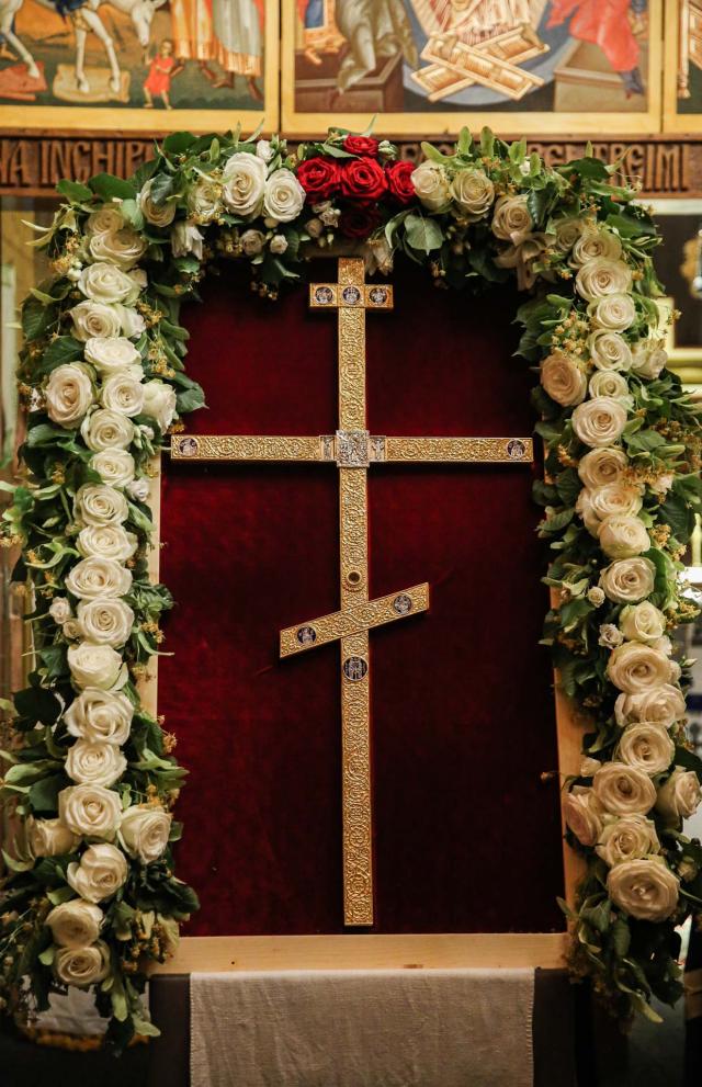 (Foto) O copie după Crucea Sfântului Împărat Constantin cel Mare a fost adusă la biserica studenților din Cluj