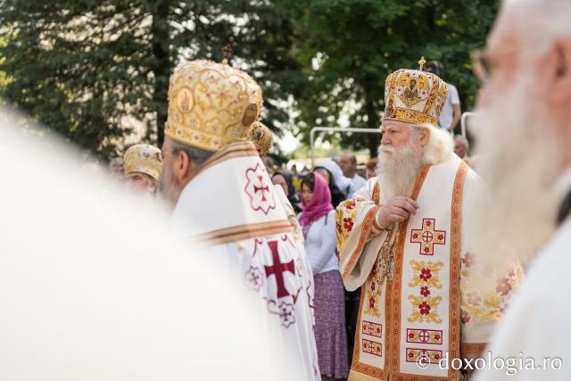 (Foto) Zi de mare sărbătoare în cetatea Sucevei: Liturghie arhierească la hramul Sfântului Ioan cel Nou
