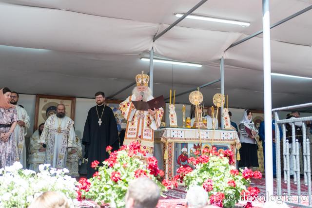 (Foto) Zi de mare sărbătoare în cetatea Sucevei: Liturghie arhierească la hramul Sfântului Ioan cel Nou