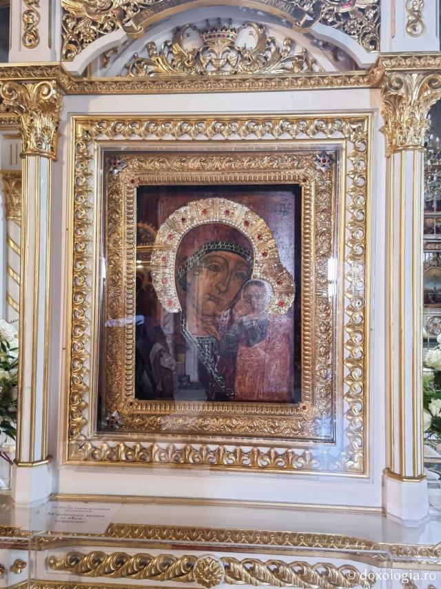 (Foto)  Icoana Maicii Domnului „Siriaca” de la Mănăstirea Ghighiu