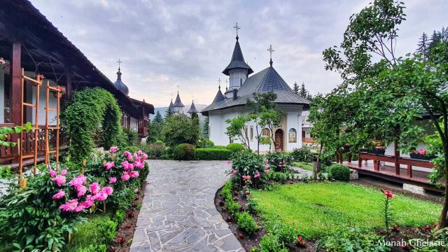 (Foto) Zile liniștite de iunie la Mănăstirea Sihăstria 