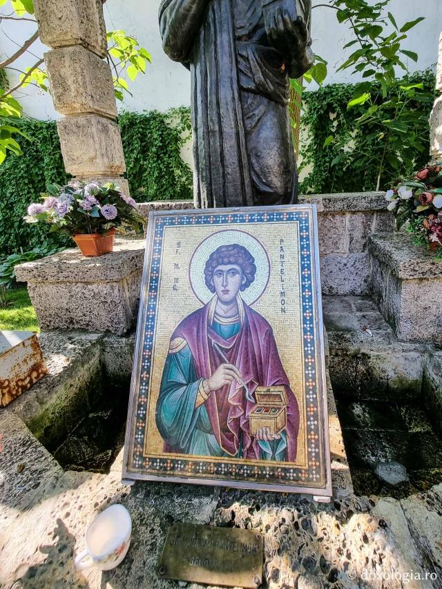 (Foto) Pași de pelerin la Mănăstirea „Sfânta Maria” din Techirghiol 