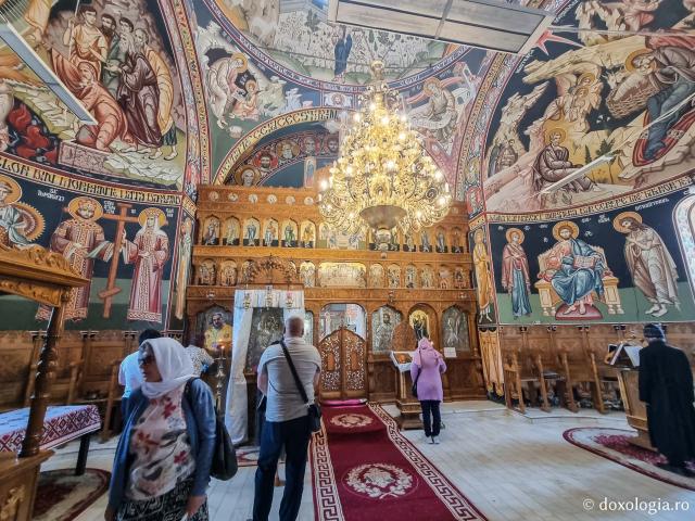 (Foto) Pași de pelerin la Mănăstirea „Peştera Sfântului Andrei”