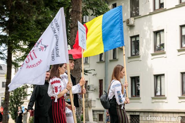 Defilare cu steagul României
