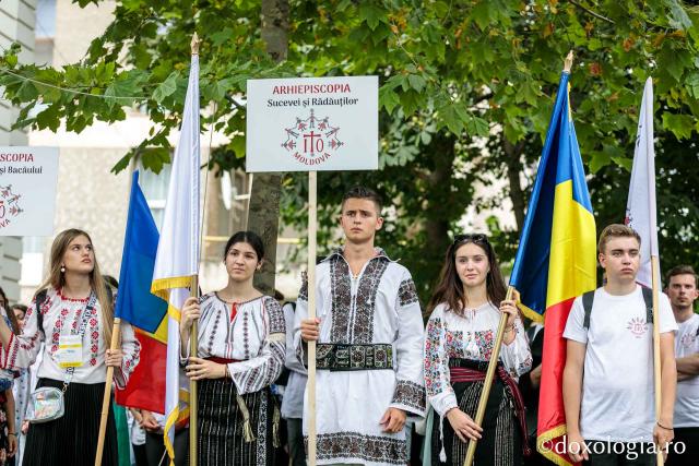 Defilare cu steagul României