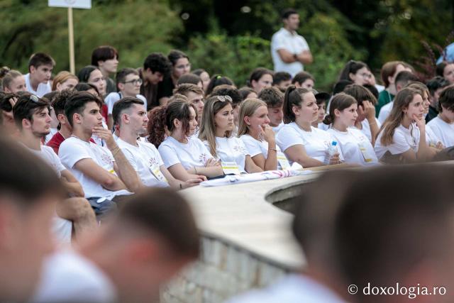 (Foto) Îndemnuri la amurg: Pr. Constantin Necula le-a vorbit tinerilor despre arta de a dărui