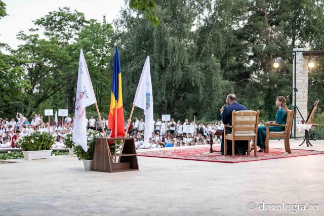 (Foto) Îndemnuri la amurg: Pr. Constantin Necula le-a vorbit tinerilor despre arta de a dărui
