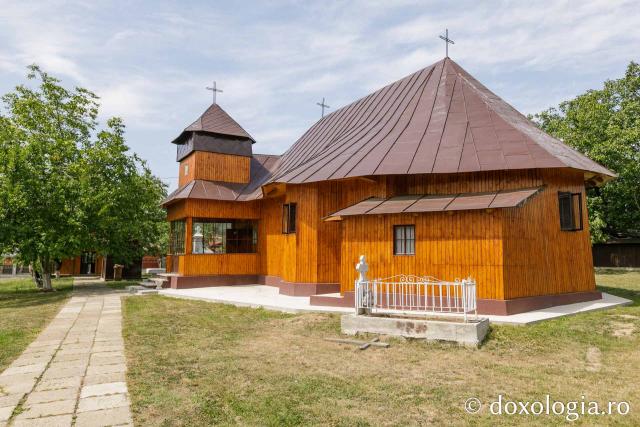 În incinta ansamblului parohial se mai află Biserica „Sfinții Arhangheli Mihail și Gavriil”, recent restaurată / Foto: pr. Silviu Cluci biserica de lemn din Mironeasa