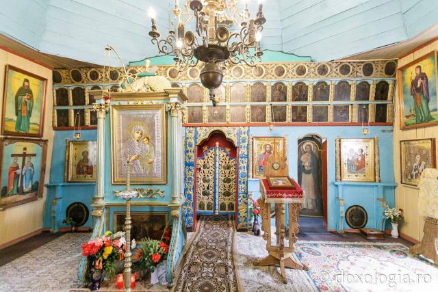 În incinta ansamblului parohial se mai află Biserica „Sfinții Arhangheli Mihail și Gavriil”, recent restaurată / Foto: pr. Silviu Cluci biserica de lemn din Mironeasa
