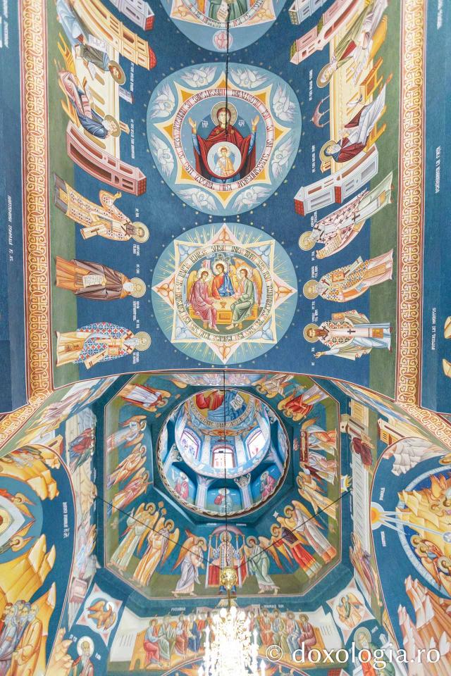 Biserica „Sfinții Împărați Constantin și Elena” din localitatea Mironeasa în așteptarea veșmântului de sfințire / Foto: pr. Silviu Cluci fresca bisericii din Mironeasa