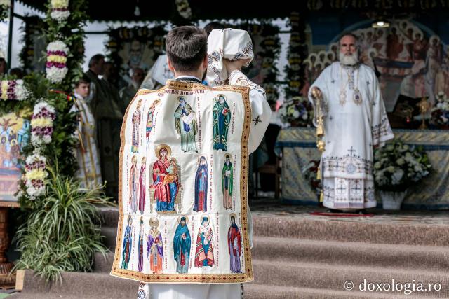 sfânta Liturghie de praznicul Adormirii Maicii Domnului la Mănăstirii Văratec