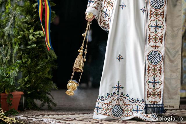 sfânta Liturghie de praznicul Adormirii Maicii Domnului la Mănăstirii Văratec