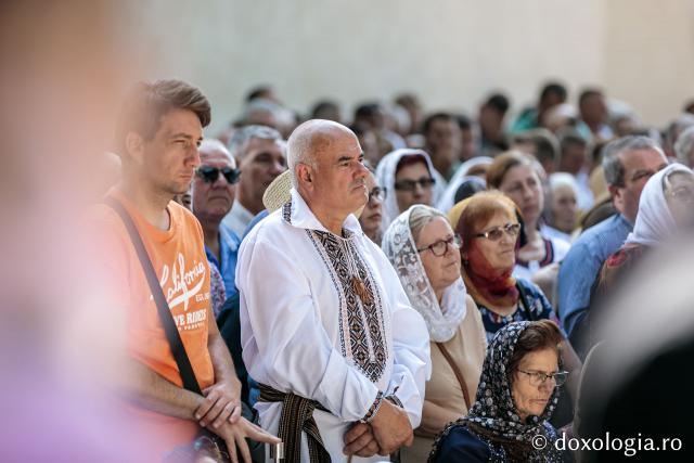 Oameni participând la sfânta Liturghie de praznicul Adormirii Maicii Domnului la Mănăstirii Văratec