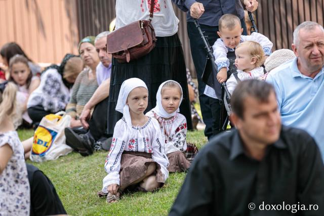 Oameni participând la sfânta Liturghie de praznicul Adormirii Maicii Domnului la Mănăstirii Văratec