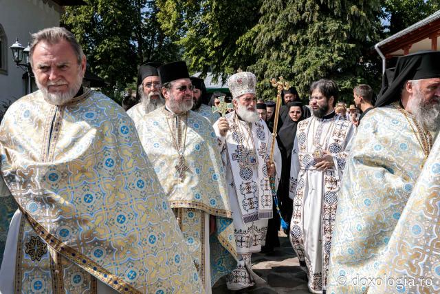 Preoți, praznicul Adormirii Maicii Domnului la Mănăstirii Văratec