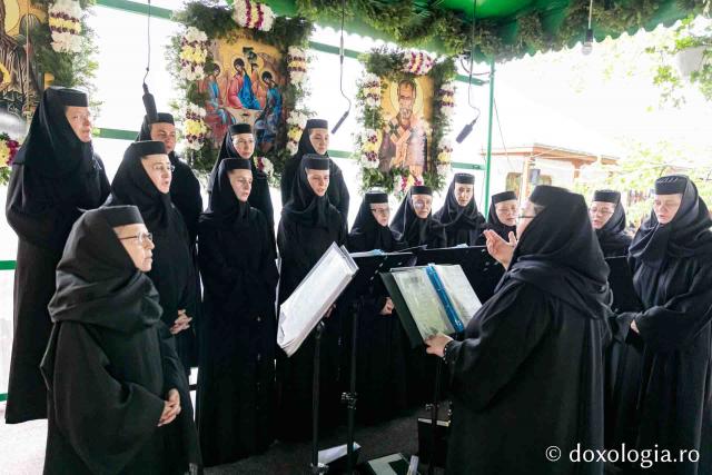Corul mănăstirii Văratec dă răspunsurile la Sfânta Liturghie în cinstea Sfântului Iosif de la Văratec