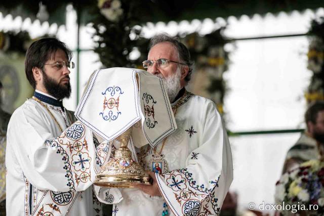 Înaltpreasfințitul Ioachim, Arhiepiscopul Romanului și Bacăului, în cadrul Sfintei Liturghii în cinstea Sfântului Iosif de la Văratec