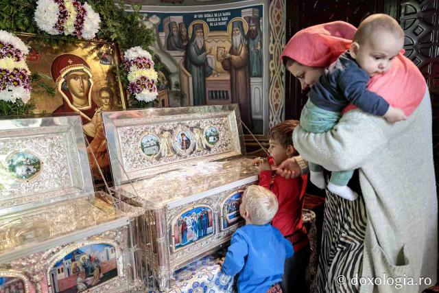 Racla cu moaștele Sfântului Iosif de la Văratec, aflată spre închinare la mănăstirea Văratec