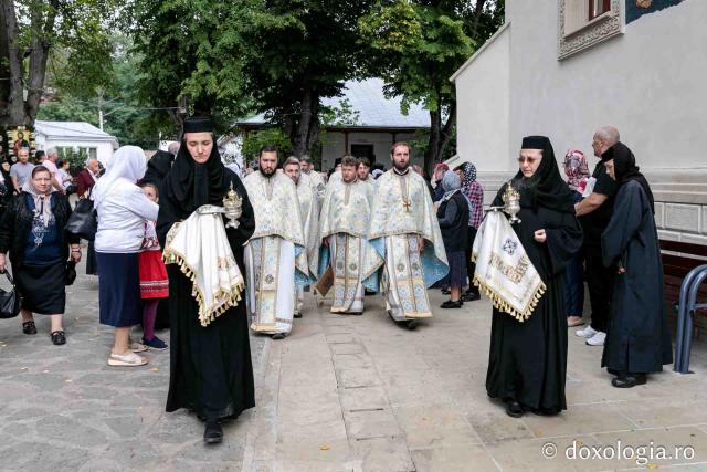 Sobor de ierarhi, preoți și diaconi în procesiunea către osuarul mănăstirii Văratec