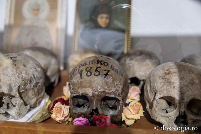Craniul Saftei Brâncoveanu în osuarul mănăstirii Văratec