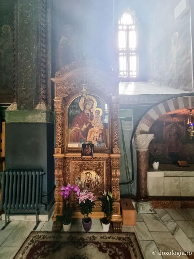 Icoana Maicii Domnului Grabnic Ascultătoarea de la Mănăstirea Slatina