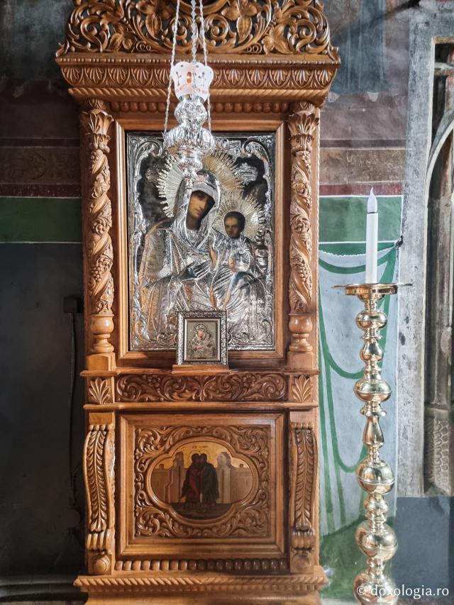 Icoana Maicii Domnului - Mănăstirea Slatina