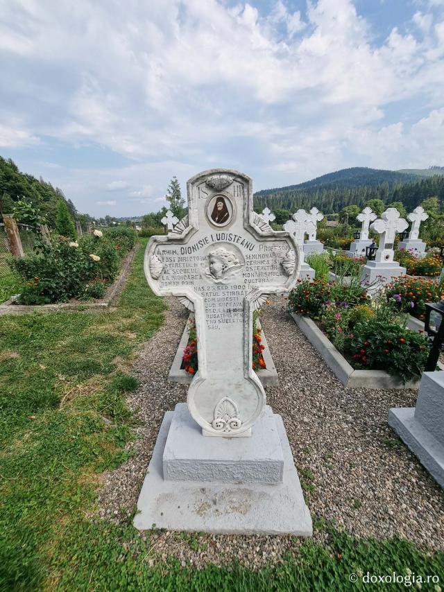 Cimitirul de la Mănăstirea Slatina