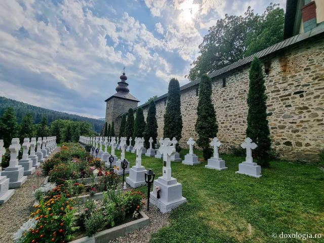 Cimitirul de la Mănăstirea Slatina