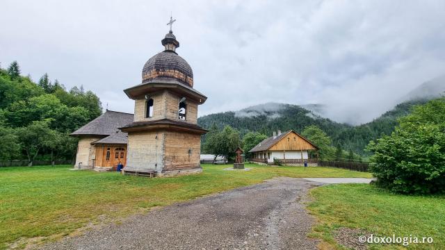Biserica, turnul clopotniță și corp de chilii la Mănăstirea Tarcău