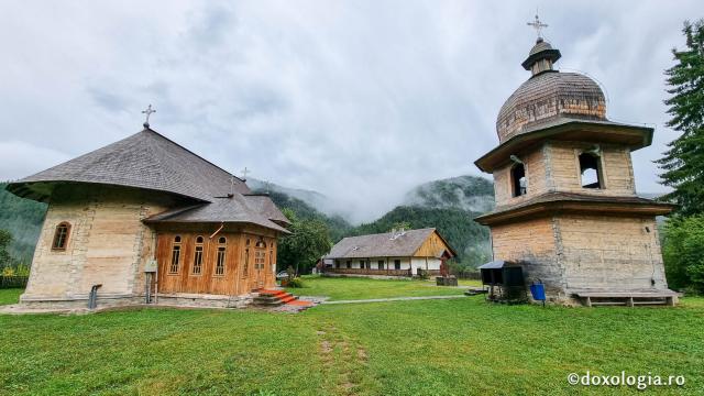 Biserica, turnul clopotniță și corp de chilii la Mănăstirea Tarcău