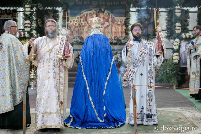 Înaltpreasfințitul Serafim, alături de un sobor de preoți și diaconi, săvârșind slujba Litiei în cadrul Privegherii în cinstea Sfântului Iosif de la Văratec