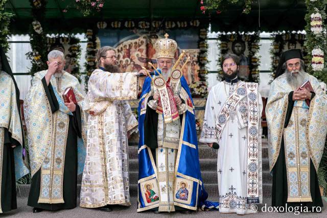 Înaltpreasfințitul Părinte Serafim, Mitropolitul Germaniei, Europei Occidentale și de Nord, săvârșind slujba Litiei în cadrul Privegherii în cinstea Sfântului Iosif de la Văratec