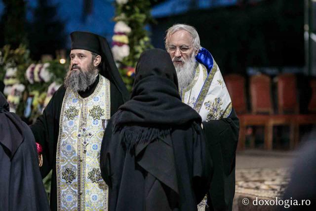 Miruirea credincioșilor în cadrul slujbei privegherii la mănăstirea Văratec